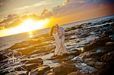 maui photography of honeymoon couple on the beach